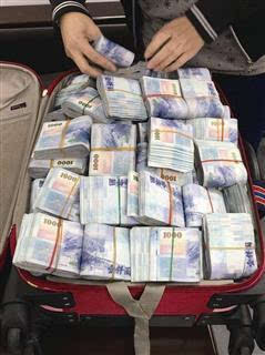 行李托運驚現1660萬現金，走私鏈條浮出水面